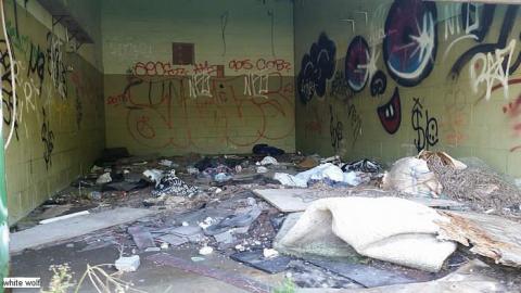 09/15/2015 - Garage-Across-from-Camp-3056.jpg