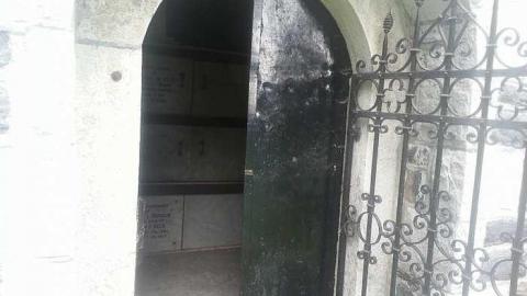 Beck Crypt - Beck-Monument13.jpg