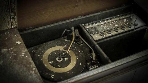 December 2015 - record player (ii).jpg