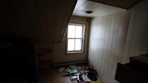 Grandma's House - House-of-Many-Rooms18.jpg