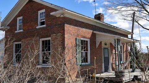 Surrounded by development - IMG_1682.jpg