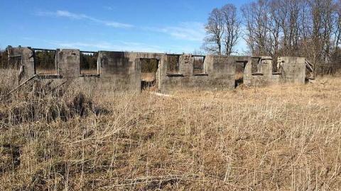 the barn an foundation  - Howells-Hollow-(ghost-town)33.jpg