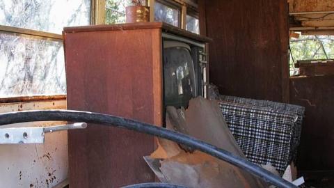 Now completely trashed - old schoolhouse5.jpg