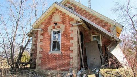 Now completely trashed - old schoolhouse7.jpg