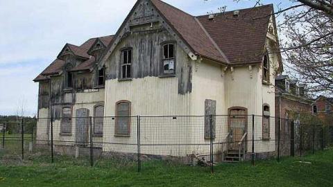 All Fenced Off - Cullen-Gardens42.jpg