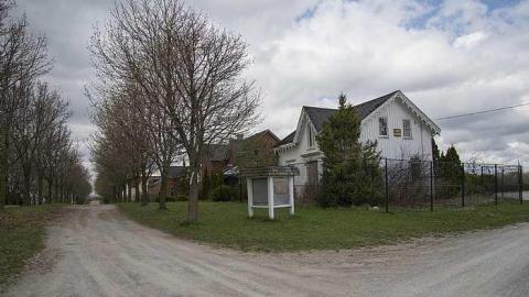 beautiful homes fenced in - Cullen-Gardens302.jpg