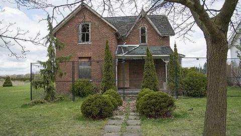 beautiful homes fenced in - Cullen-Gardens303.jpg