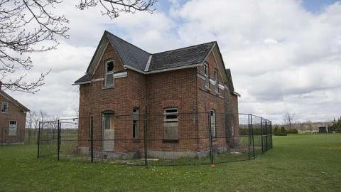 beautiful homes fenced in - Cullen-Gardens313.jpg