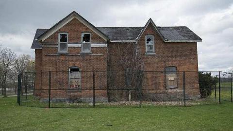 beautiful homes fenced in - Cullen-Gardens304.jpg