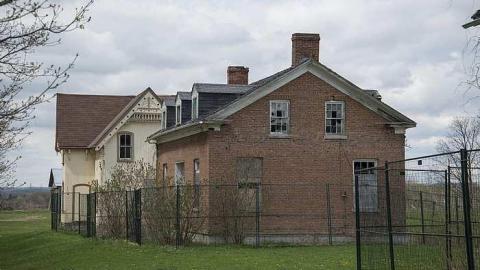 beautiful homes fenced in - Cullen-Gardens305.jpg