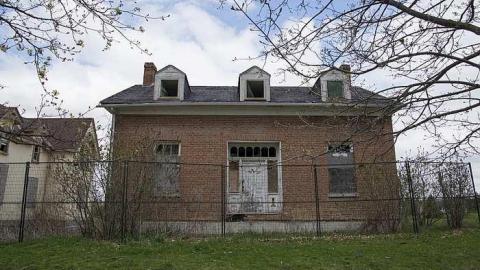 beautiful homes fenced in - Cullen-Gardens315.jpg