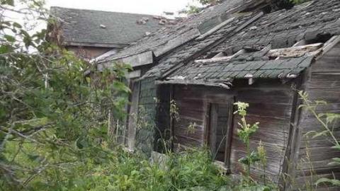 house and barn - abandoned house 003.jpg