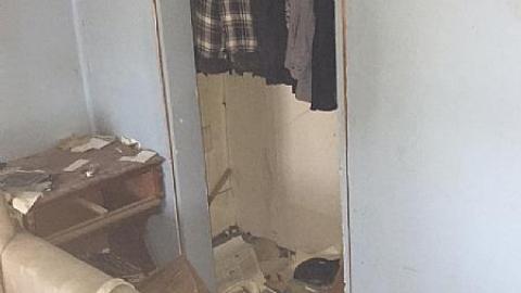 Awesome Stuff - Banished-Family-House4.jpeg