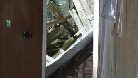 Rotten house - P1030363.jpg