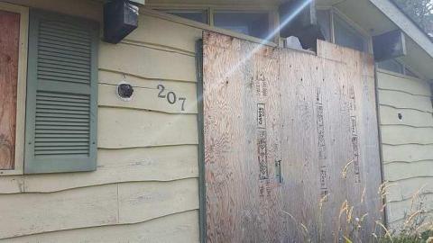 Mapleview Condemned Bungalows - l-20160820_163133.jpg