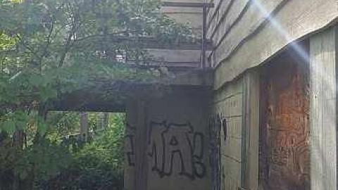 Mapleview Condemned Bungalows - h-20160820_162941.jpg