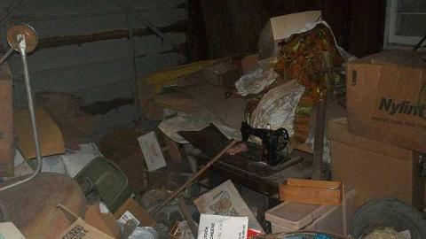 hoarder house - 114_1032.jpg