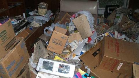 hoarder house - DSCF5004.jpg