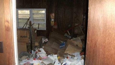 hoarder house - DSCF5005.jpg