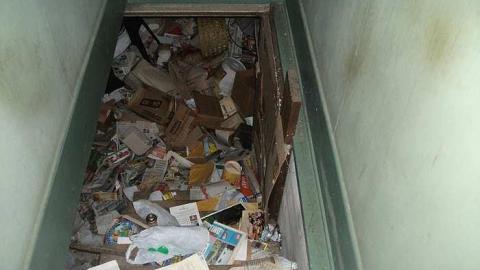 hoarder house - DSCF5007.jpg