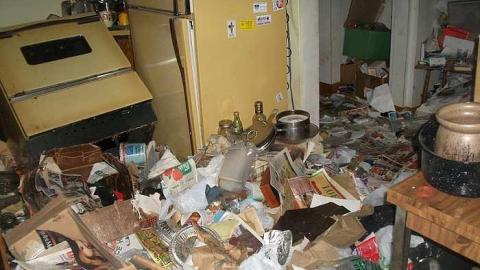 hoarder house - DSCF5008.jpg