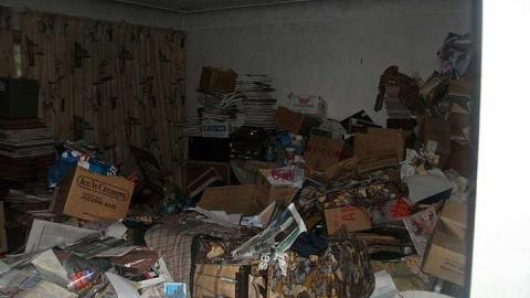 hoarder house - DSCF5009.jpg