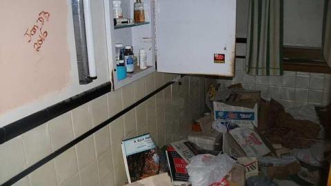 hoarder house - DSCF5014.jpg