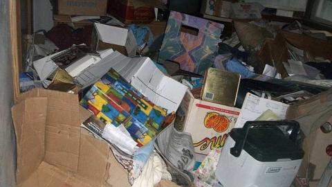 hoarder house - DSCF5018.jpg