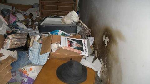 hoarder house - DSCF5019.jpg