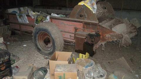 hoarder house - DSCF5052.jpg