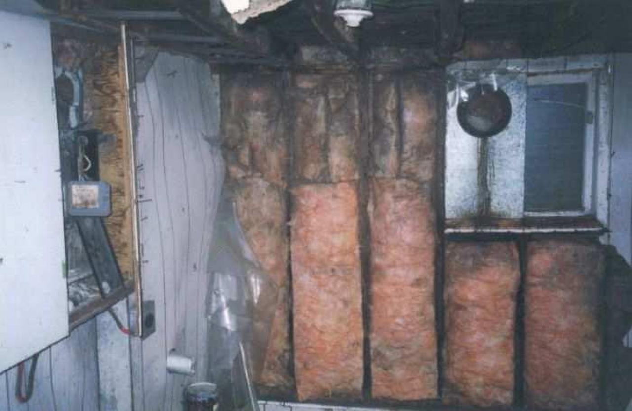 Ugly Kitchen Manor - 003.jpg