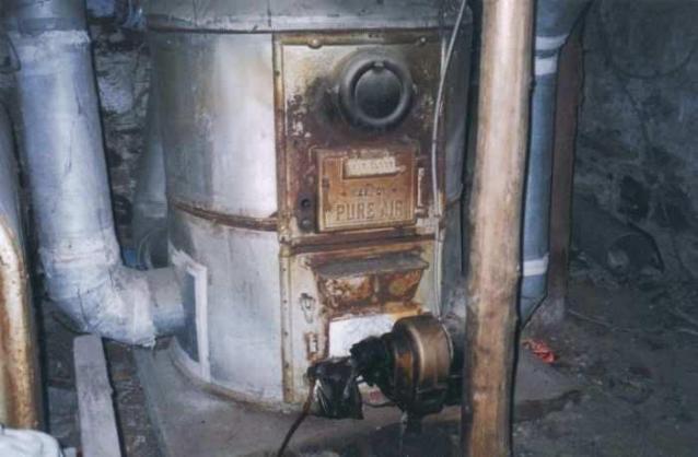 Ugly Kitchen Manor - 005.jpg