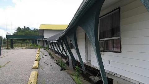 Boarded up - MoeZeOn-Inn38.jpg