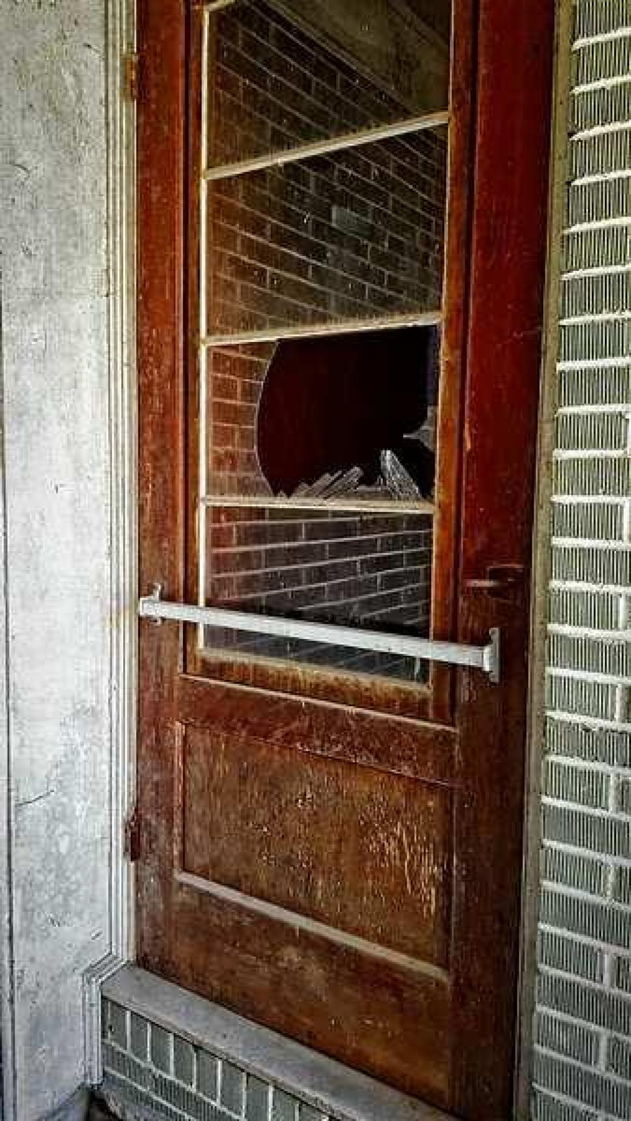 Glass Door House - 04.jpg