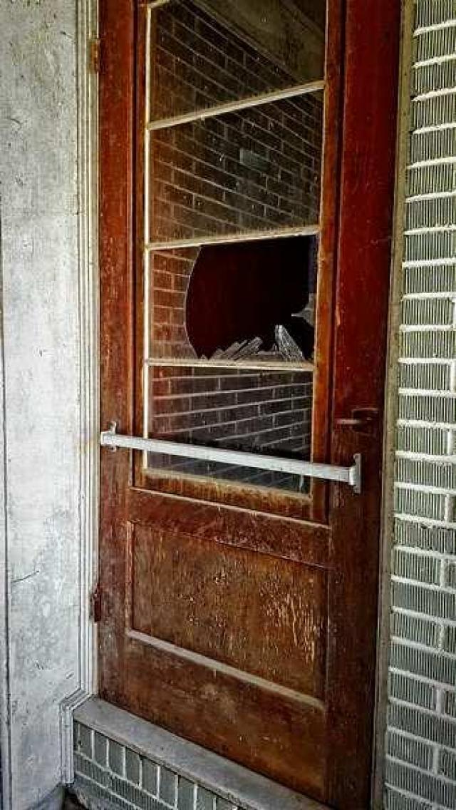 Glass Door House - 04.jpg