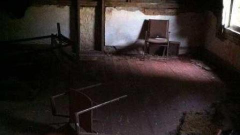 Old House - house19.jpg