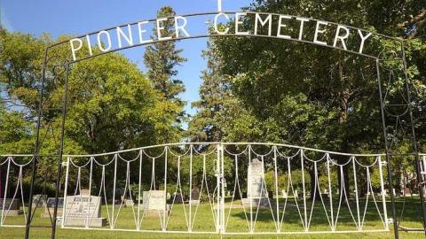 Auf Ewig Bei Dem Herrn - Steinbach-Pioneer-Cemetery25.jpg