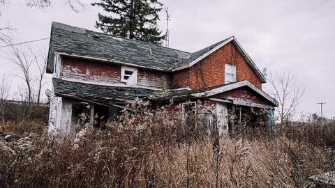 Just off the Highway - House-off-40166.jpg