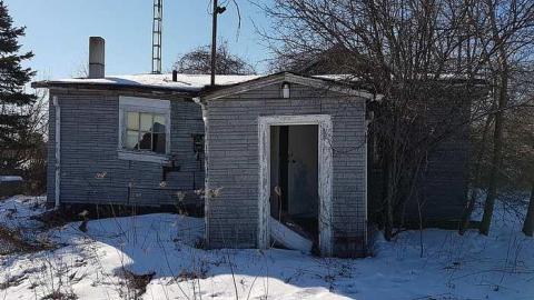 Cute crumbling house - 20170218_140927.jpg