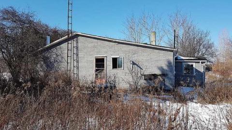 Cute crumbling house - 20170218_141120.jpg