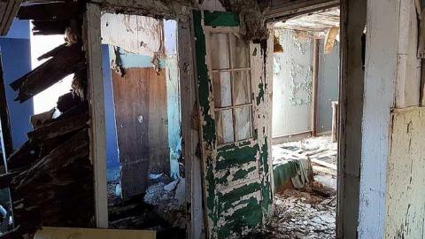 Cute crumbling house - 20170218_141802.jpg