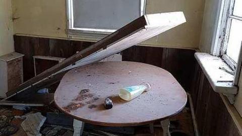 Cute crumbling house - 20170218_141834.jpg