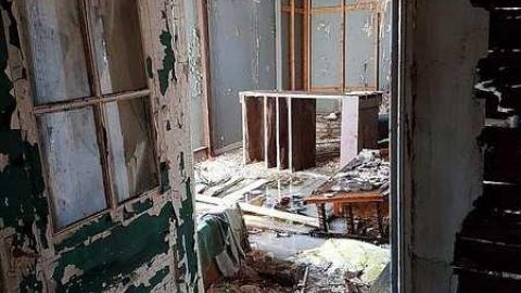 Cute crumbling house - 20170218_141902.jpg