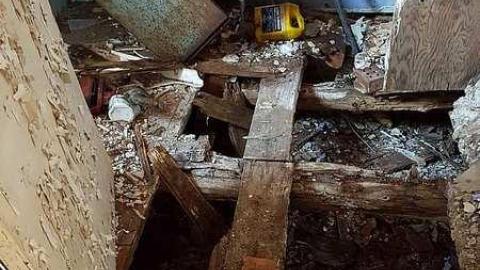 Cute crumbling house - 20170218_142747.jpg