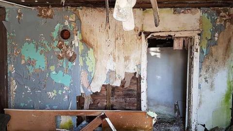 Cute crumbling house - 20170218_142307.jpg