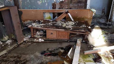 Cute crumbling house - 20170218_142128.jpg