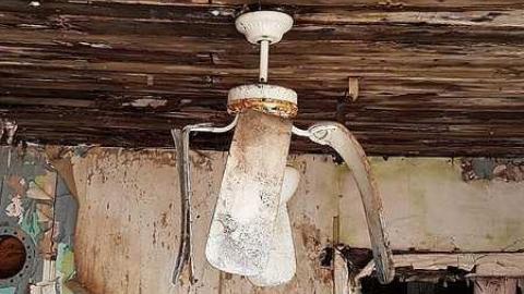 Cute crumbling house - 20170218_142102.jpg