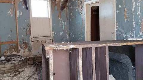 Cute crumbling house - 20170218_142442.jpg