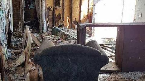 Cute crumbling house - 20170218_142925.jpg