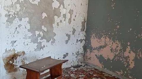 Cute crumbling house - 20170218_142852.jpg